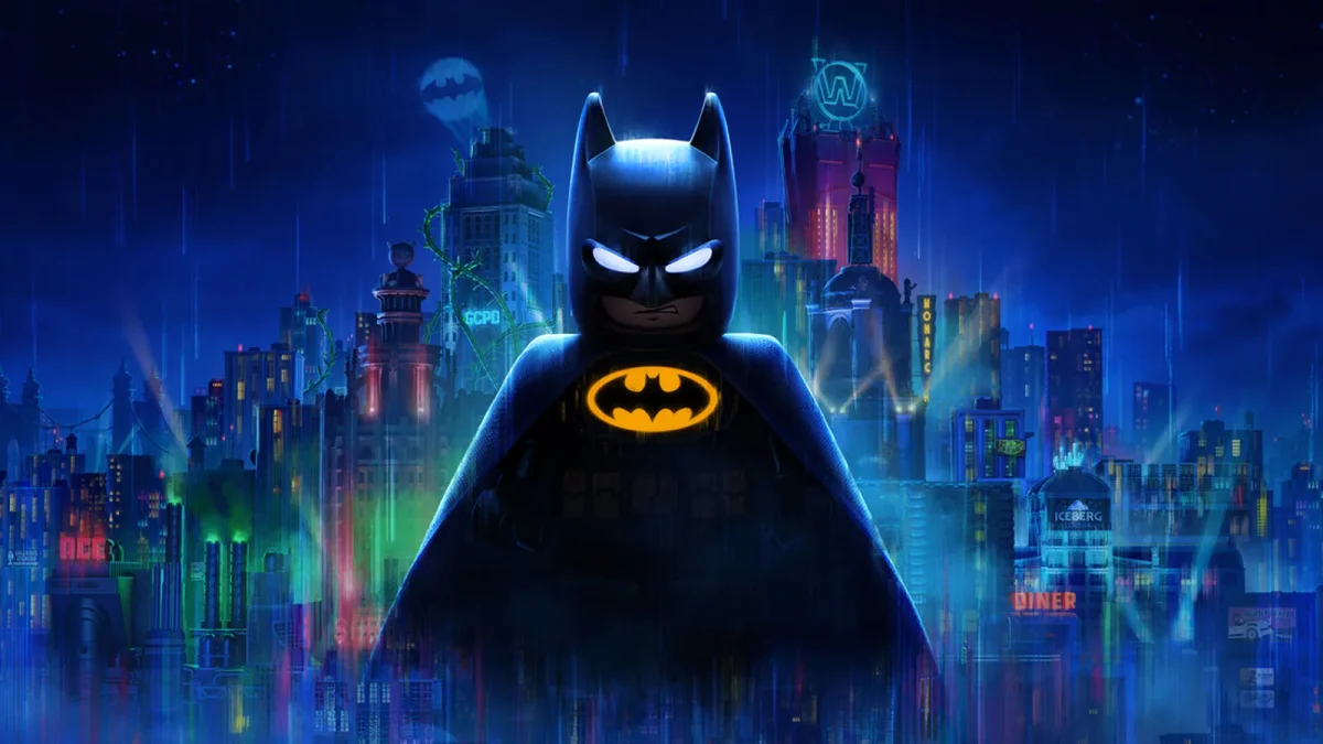 Key art oficial de LEGO Batman: Legacy of the Dark Knight exibindo o boneco LEGO do Batman na clássica gárgula sobre Gotham City